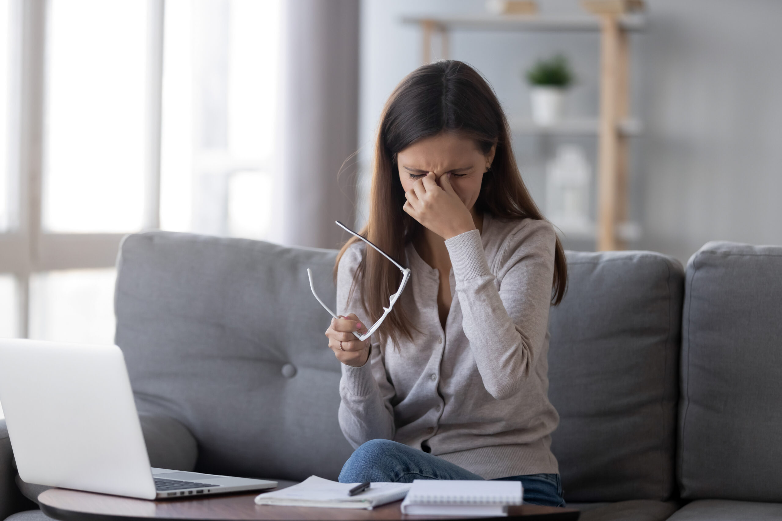 Müde,Augen,Von,Computer,Konzept,,Müde,Teenager,Mädchen,Holding,Brille