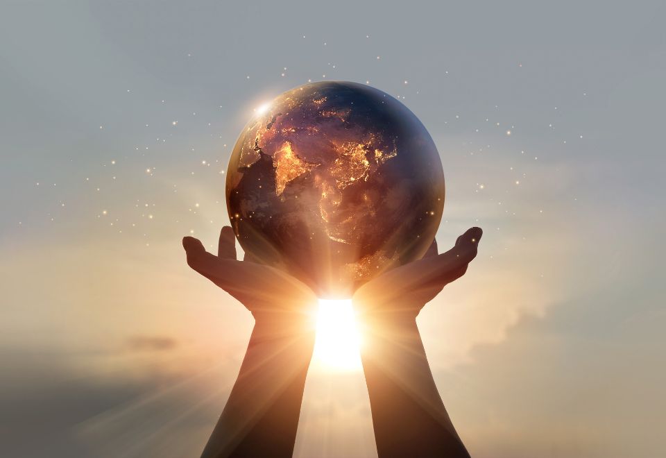 Die 7 hermetischen Gesetze - Weltkugel in Händen halten